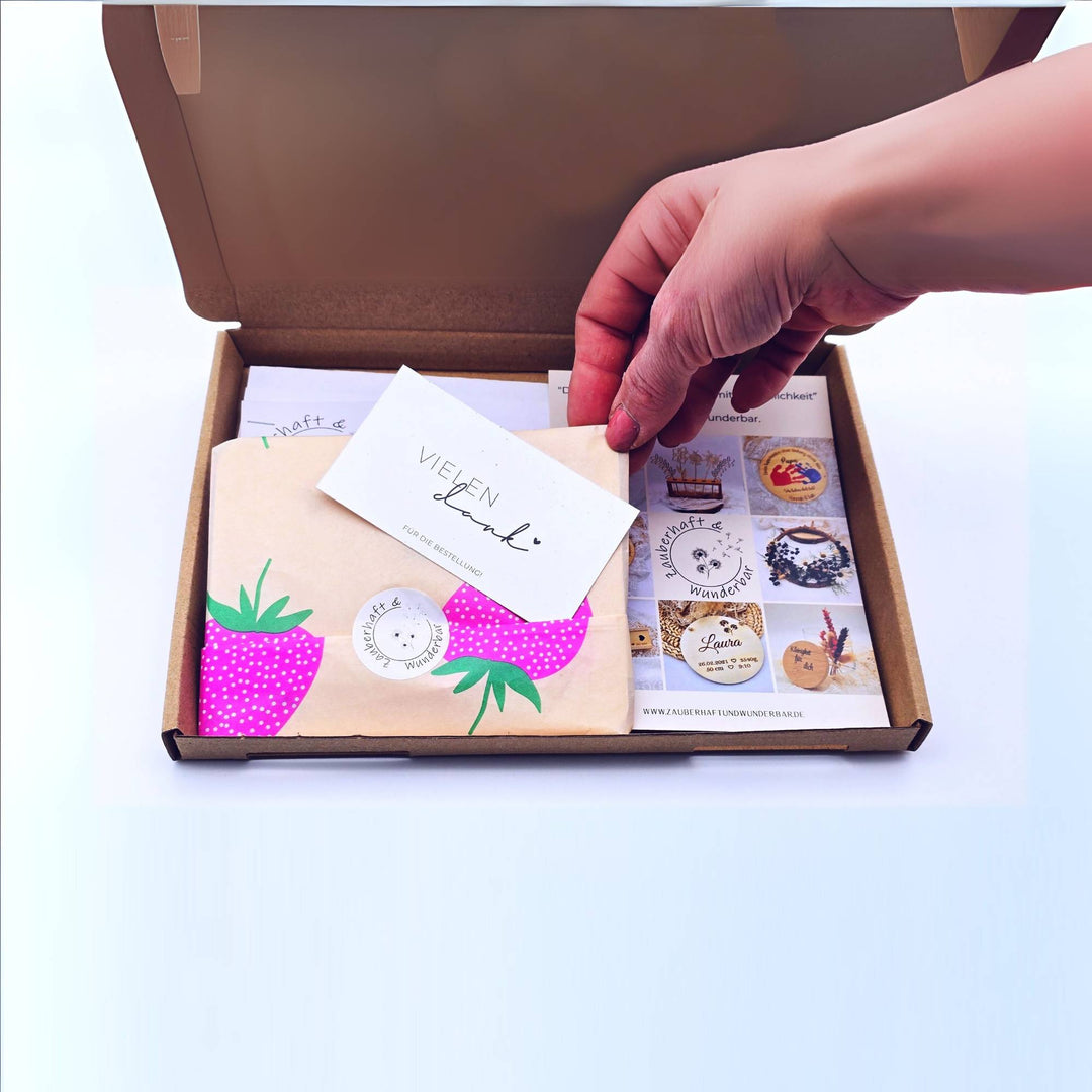 Eine Bestellung wird für den Versand liebevoll verpackt.