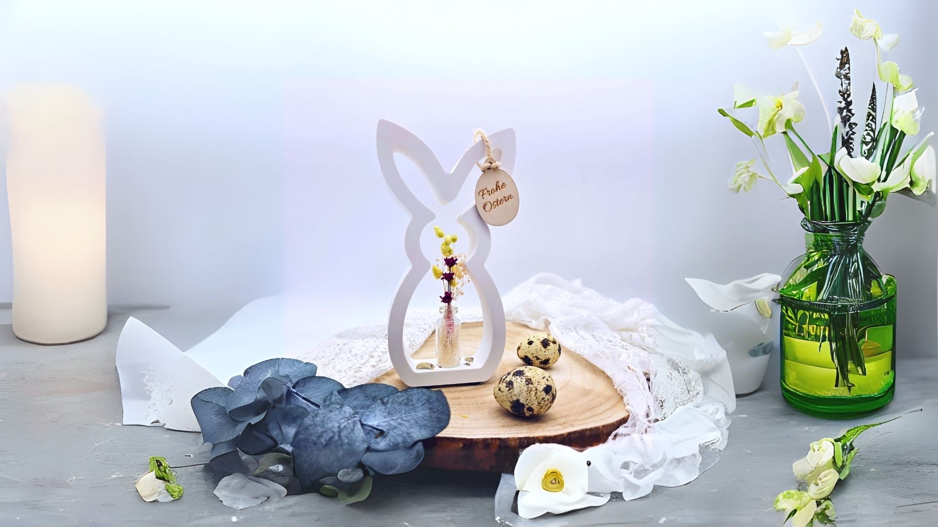 Handgemachte Osterdeko aus Holz – liebevoll gestaltete Anhänger, Hasenfiguren und Türkränze bringen natürlichen Charme und Frühlingsstimmung ins Zuhause.