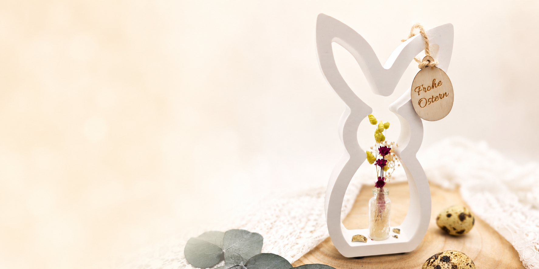 Handgemachte Osterdeko aus Holz – liebevoll gestaltete Anhänger, Hasenfiguren und Türkränze bringen natürlichen Charme und Frühlingsstimmung ins Zuhause.