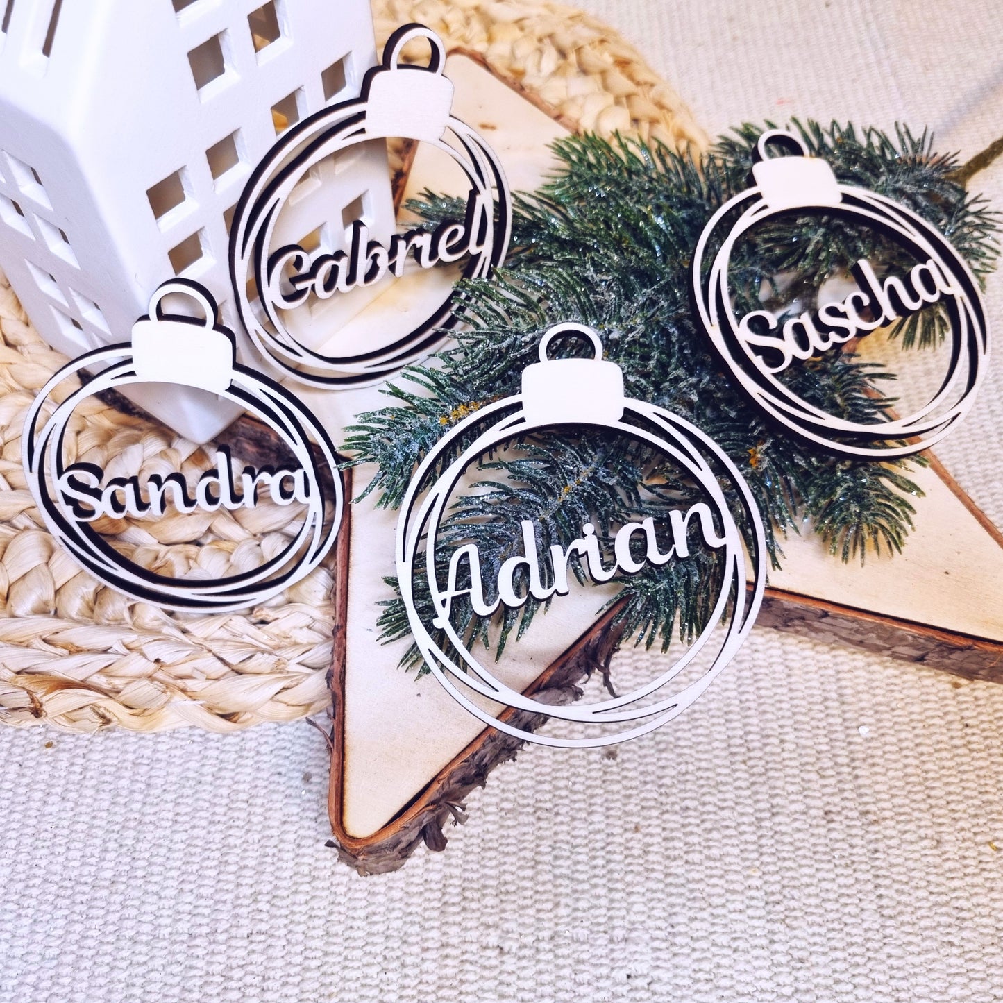 Christbaumkugel aus Holz personalisierbar | Geschenkanhänger Weihnachten | Weihnachtskugel personalisiert