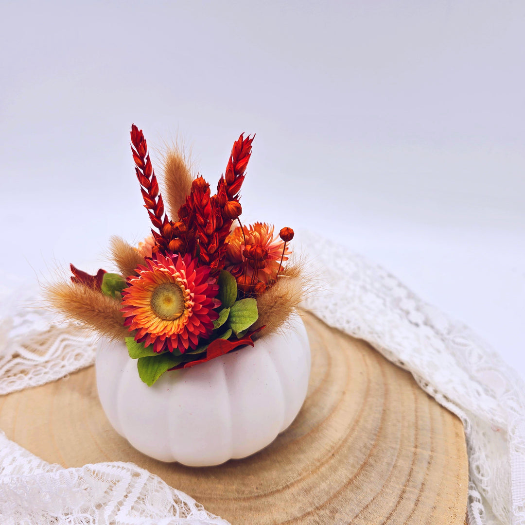 Herbstdeko - Kürbis mit Trockenblumen