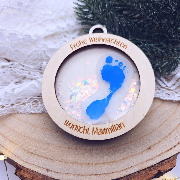 Weihnachtsanhänger aus Holz mit Fußabdruck – handgefertigte Weihnachtsdeko oder Erinnerung an Babys erstes Weihnachten.