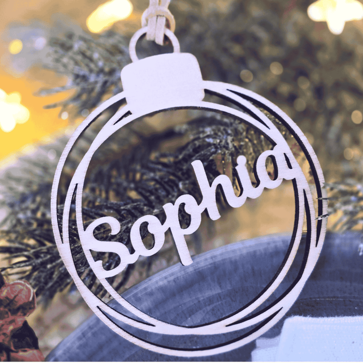 Handgemachte Weihnachtskugel aus Pappelsperrholz – filigran geschnitten, stilvoll und zeitlos