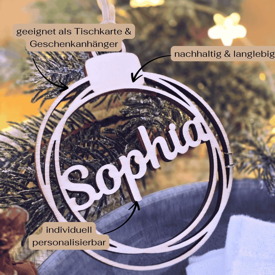 Kleiner Holzanhänger mit individuellem Namensschriftzug – perfekt zum Anhängen an Weihnachtsgeschenke
