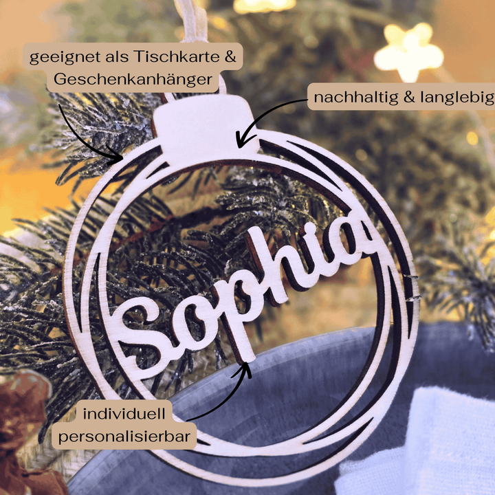 Kleiner Holzanhänger mit individuellem Namensschriftzug – perfekt zum Anhängen an Weihnachtsgeschenke
