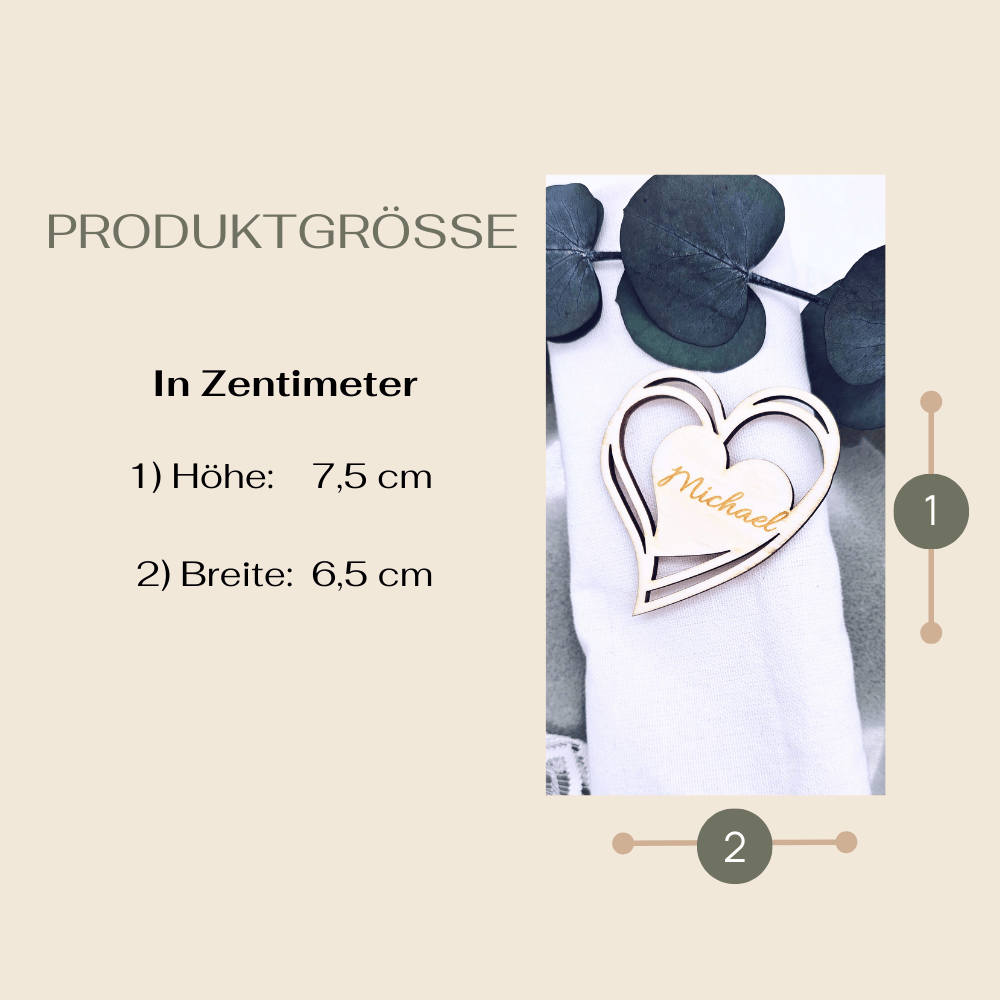 Herzförmige Tischkarte aus hellem Holz, etwa 7,5 cm hoch und 6,5 cm breit, mit feiner Lasergravur und personalisiertem Namen. Die dekorative Platzkarte dient zugleich als Gastgeschenk, steht auf einer festlich gedeckten Tafel und vermittelt Nachhaltigkeit, Individualität und hochwertige Handarbeit – ideal für Hochzeiten und besondere Anlässe.
