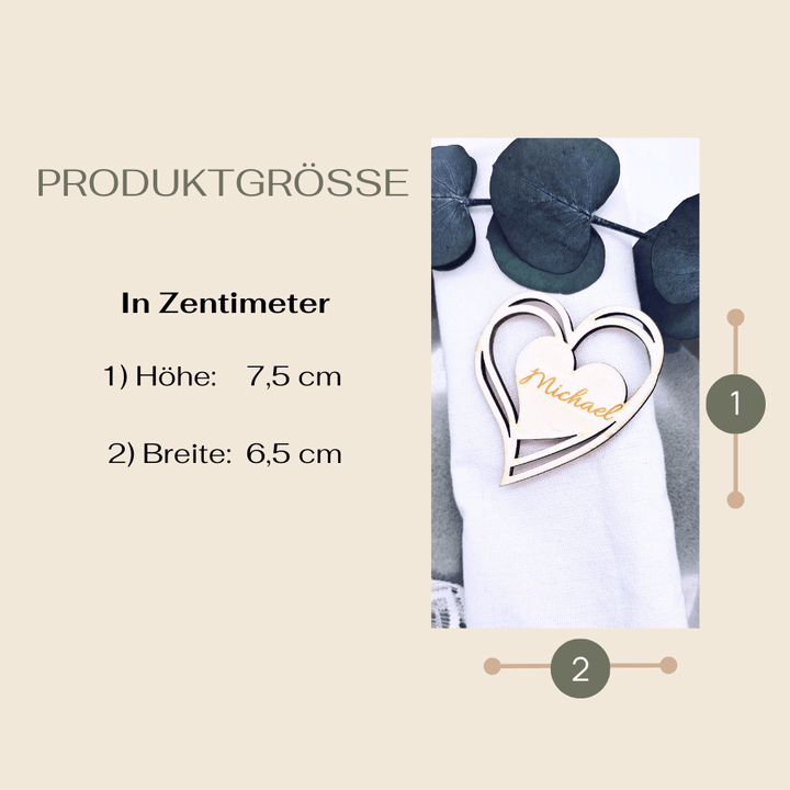 Herzförmige Tischkarte aus hellem Holz, etwa 7,5 cm hoch und 6,5 cm breit, mit feiner Lasergravur und personalisiertem Namen. Die dekorative Platzkarte dient zugleich als Gastgeschenk, steht auf einer festlich gedeckten Tafel und vermittelt Nachhaltigkeit, Individualität und hochwertige Handarbeit – ideal für Hochzeiten und besondere Anlässe.
