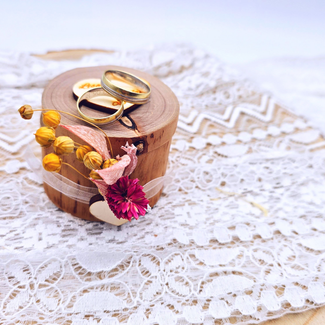 Personalisierte Ringschatulle aus Holz mit Herzgravur „Lisa & Stefan“ – liebevolle Aufbewahrung für Eheringe, dekoriert mit Trockenblumen auf romantischer Spitzenunterlage.
