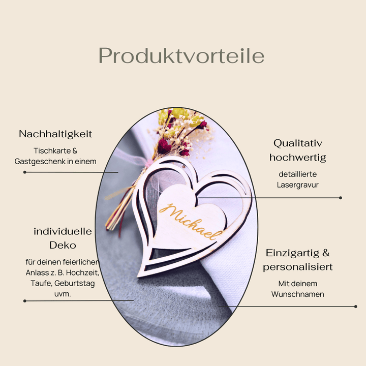Holz-Tischkarte in Herzform mit feiner Lasergravur, liebevoll als Platzkarte und Gastgeschenk inszeniert. Das Bild zeigt die nachhaltige Qualität des Naturmaterials, die präzise Gravur sowie die vielseitige Dekorationsmöglichkeit – personalisiert mit Namen, ideal für Hochzeiten und festliche Anlässe.