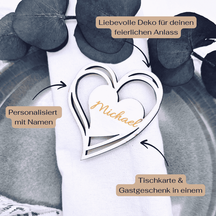 Tischkarte und Gastgeschenk in einem liebevoll auf dem Festtagstisch platziert. Das gravierte Namensschild verbindet stilvolle Tischdeko mit einem bleibenden Andenken für Hochzeiten, Geburtstage und andere besondere Anlässe.