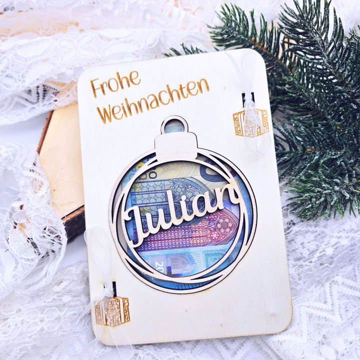 Gravierte Holzkarte mit Geldfach und Namensanhänger – Weihnachtskarte aus Holz als Geldgeschenk und Deko